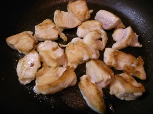 鶏肉を炒める