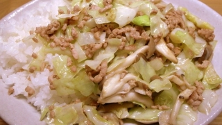 挽肉とキャベツの炒め物・オンザライス