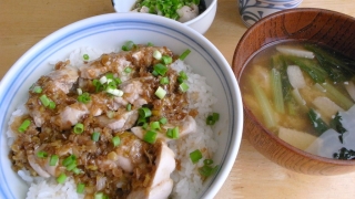 鶏肉飯、白子ポン酢、里芋と小松菜の味噌汁