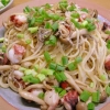 ネギを散らせて「タコとぶなしめじのペペロンチーノ」完成