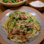 塩豚とセリのパスタ ＆ ルッコラとパプリカのサラダ