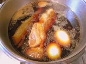 ゆで卵を２個投入