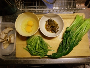 卵二個、ニラ、小松菜、チャーシュー、煮込んだネギ