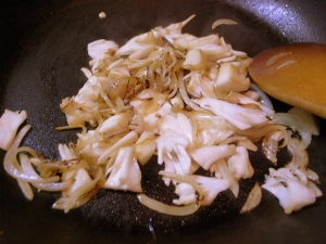 タマネギ、舞茸を炒める
