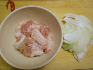 豚バラ肉は塩と胡椒を揉み込んでおく