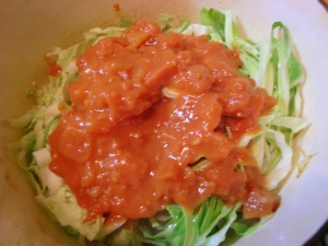 キャベツとトマト缶を投入