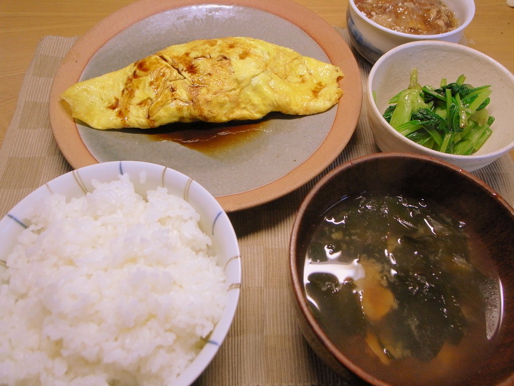 卵焼きの他は、アサリとワカメの味噌汁、茹で小松菜、ブリの煮こごり