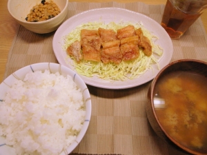 豚バラ肉の唐揚げ、アサリの味噌汁、納豆、麦茶