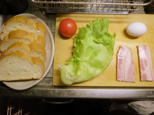 ベーコン・エッグ・トマト・レタスのサンドイッチ：材料