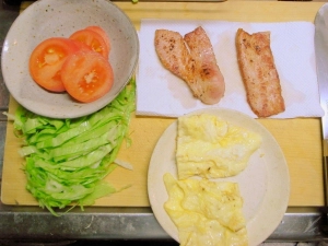 切って、焼いて、あとは挟むだけ