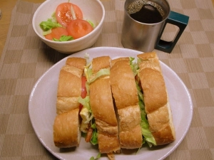 サンドイッチ、入りきらなかったサラダとコーヒー