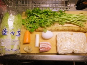 豚バラ肉、白菜、ゴボウ、ニンジン、芹、しめのうどんと卵