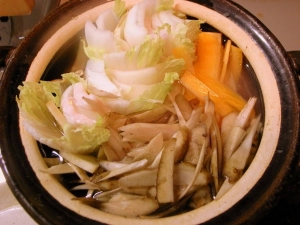 最初に肉と根菜を煮る