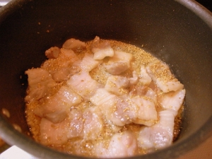 豚肉とごまを炒める