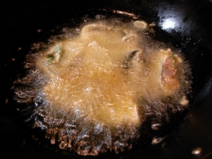 片栗粉をまぶして揚げる