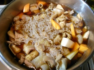 圧力鍋に牛スジ、モツ、根菜、醤油、みりん、砂糖