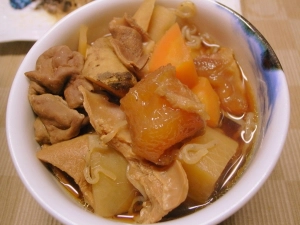 牛スジとモツに根菜の煮物