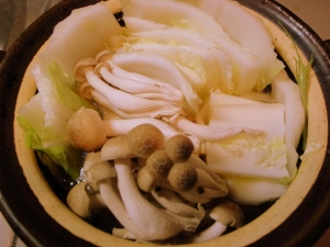 圧力鍋の中身を土鍋に移し、白菜、ぶなしめじを詰め込む