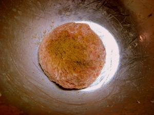 タマネギみじん切りを入れて混ぜる、塩、胡椒、ナツメグ