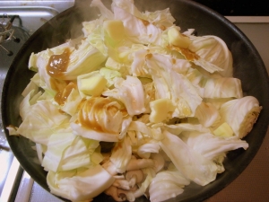 野菜と合わせ調味料、バターを投入