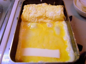 卵液３回目、同じようにチーズを一緒に巻き込む