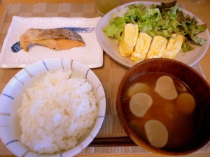 休日の遅い朝食、焼き鮭、カブの味噌汁
