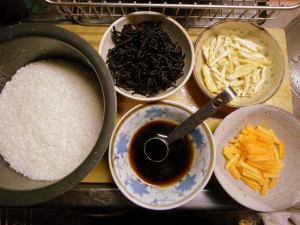 炊き込みご飯材料：米３合、ひじき、油揚げ、ニンジン、醤油、みりん
