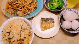 炊き込みご飯、きんぴらごぼう、塩鯖、蒸した里芋、蒸しブロッコリー
