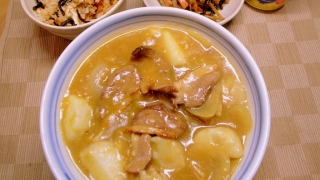 鴨肉でカレーうどん、ひじきの炊き込みご飯、きんぴらごぼう