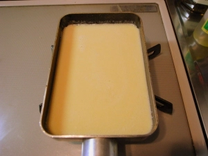 卵焼き用フライパンに流し入れる