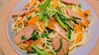 春菊とニンジンとハムのパスタ