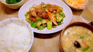 鶏レバーと野菜のオイスターソース炒め、かき玉汁、ホウレン草おひたし、なます