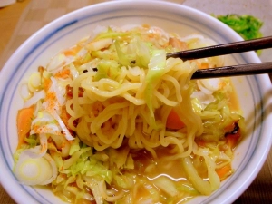 麺と一緒に炒めキャベツをどうぞ
