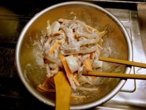 木のしゃもじの上に、まとめてのせる