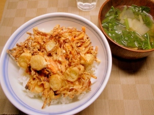 いかエンペラのかき揚げ丼、ホウレン草とダイコンの味噌汁