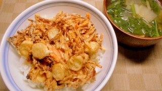 いかエンペラのかき揚げ丼、ホウレン草とダイコンの味噌汁