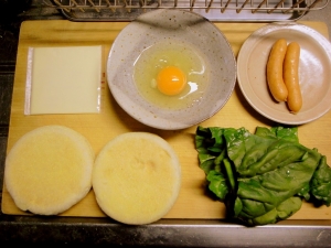 イングリッシュ・マフィン、ソーセージ、卵、チーズ、ホウレン草