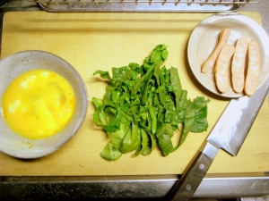 とろけるチーズはちぎって卵に混ぜ、ソーセージを半分に切る