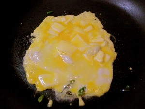 次にチーズ入り卵を焼く