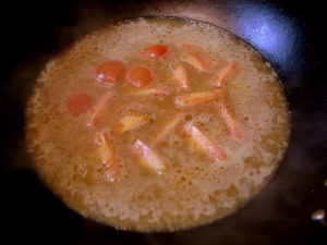 味噌スープにトマトを入れて煮る