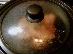 フライパンのフタをして強火、皮に焼き色を付ける