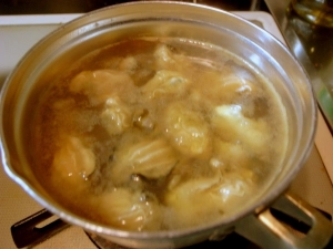 めんつゆで片栗粉をまぶした牡蛎を茹でる