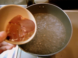 沸騰したお湯にレバーを入れて、保温する