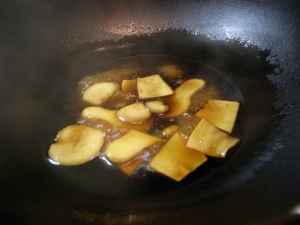 生姜と醤油、みりん、酒、砂糖を煮立たせる