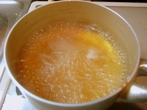 水 300ml を沸かして、だしの素、醤油、塩、酒、水溶き片栗粉