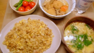 じゃこ納豆チャーハン、三つ葉のかき玉汁、ミニトマトとアスパラ、手羽先の根菜煮