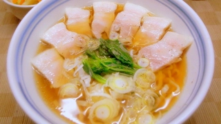 茹で塩豚をのせた喜多方ラーメン