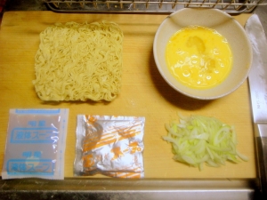細いインスタント麺、液体スープ、粉末スープ