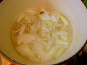 塩豚を茹でた汁に、大根、ごぼう、生姜すりおろしを入れて煮る