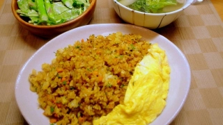 ドライカレー・オムレツ添え、菜の花のコンソメ、ルッコラとアスパラのサラダ